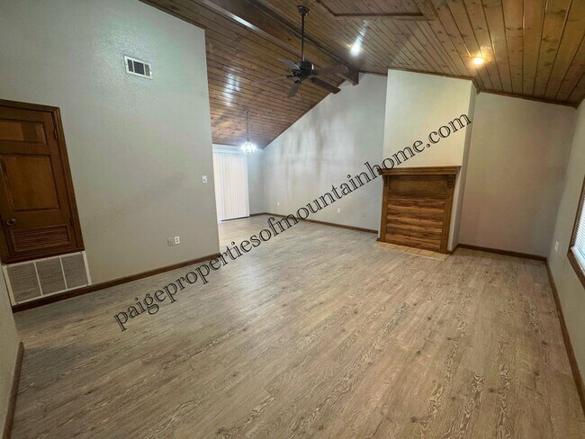 Foto del edificio - 605 Cooper Estates Dr