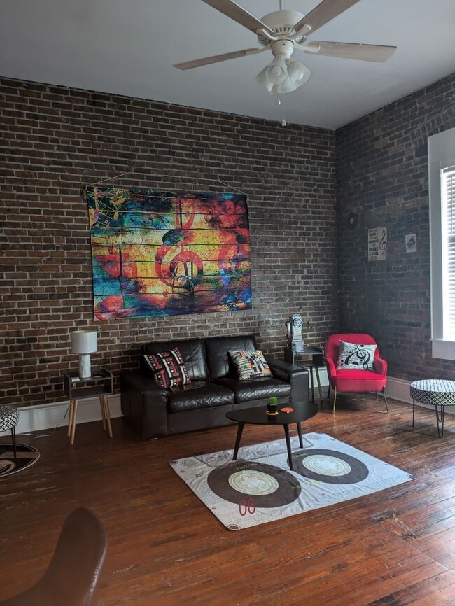 Building Photo - Cute Upstairs Down Town Apartment!
