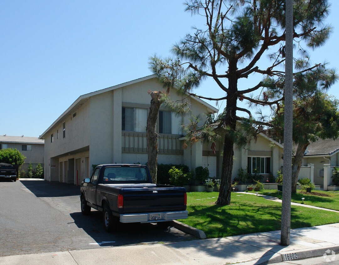 Building Photo - 16602 Regina Cir