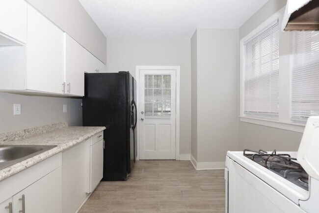 Foto del edificio - 2367 Forest Ave