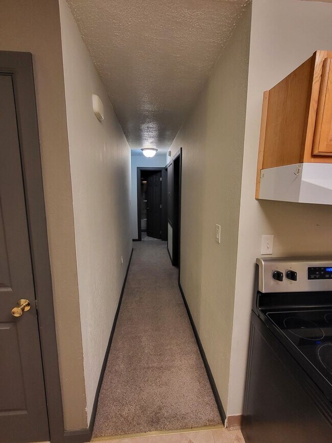 Building Photo - Spacious 4 Bedroom / Duplex / Heat Included