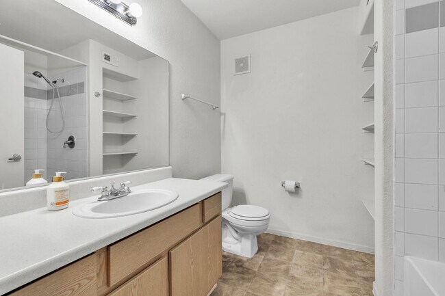 Building Photo - 2 Bedroom/2 Bathroom Condo in Quiet Gated ...