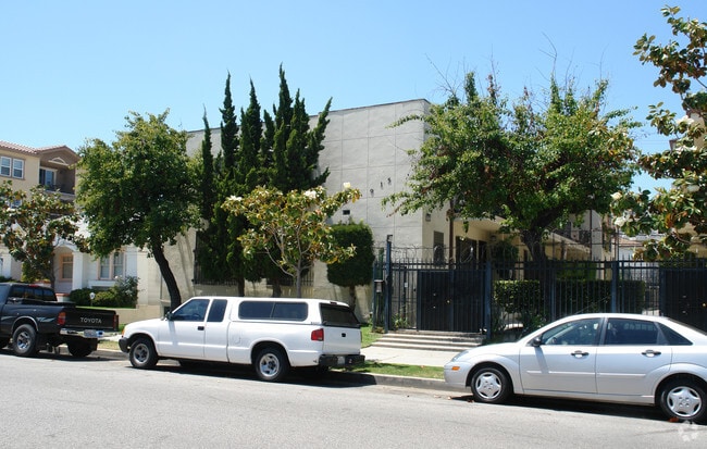 Building Photo - 915 S St Andrews Pl