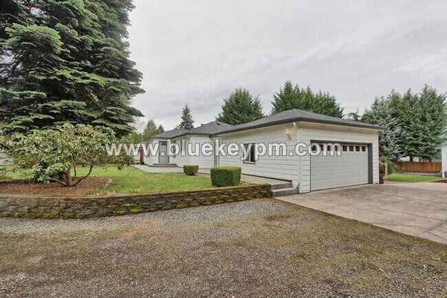 Foto del edificio - 3 Bed, 3 Bath Home with a LARGE 1/2 Acre Yard and Deck, Boathouse and 2 Bonus Rooms