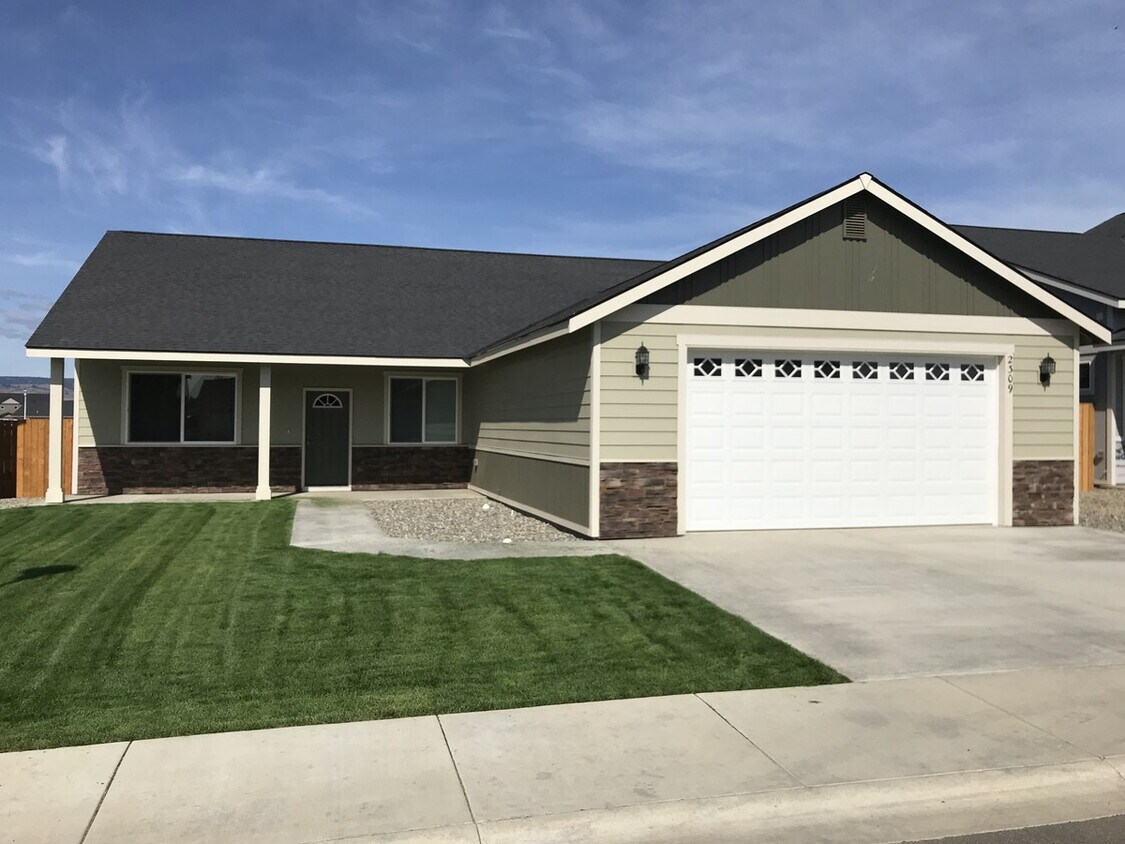 Primary Photo - Beautiful Home with Quartz Countertops!