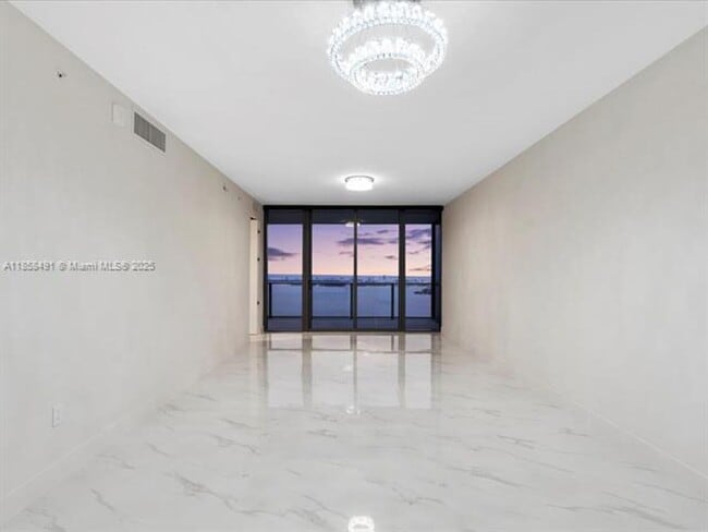 Foto del edificio - 700 NE 24th St