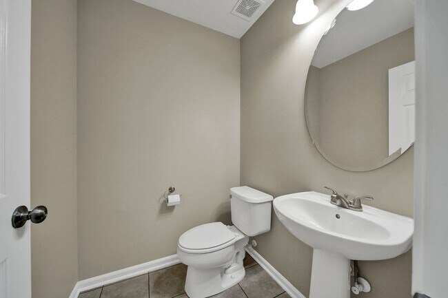 Foto del edificio - Lovely Two Bedroom Townhome With Bonus and...
