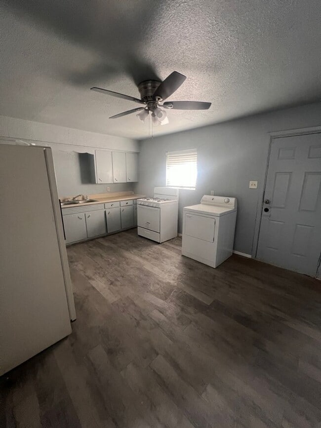 Building Photo - New paint and flooring throughout!