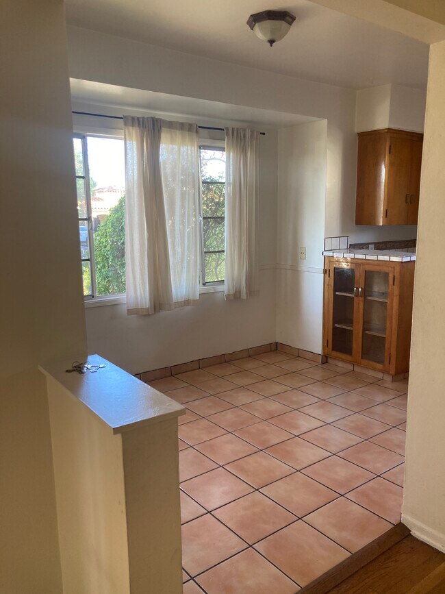 Área de comedor - 1242 S Point View St