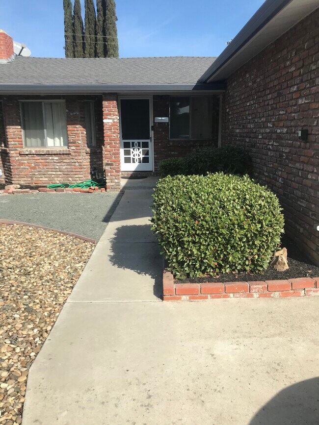 Building Photo - 471 Hintz Ave