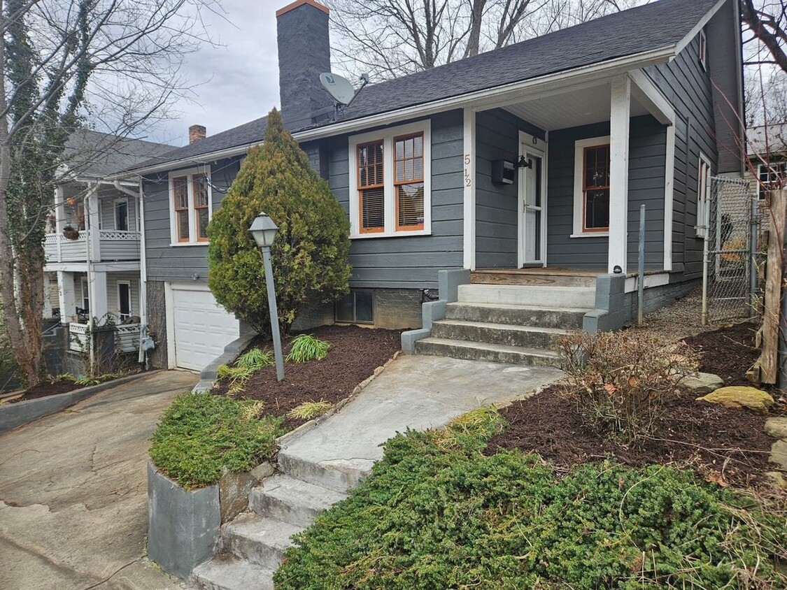 Foto principal - Downtown Bungalow with SO much Charm!