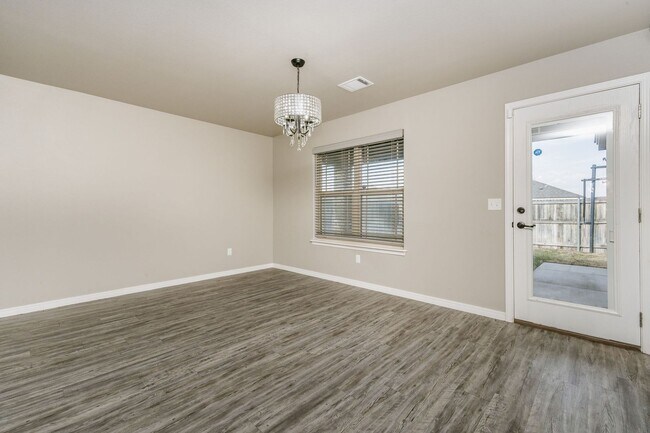 Building Photo - 4 BEDROOM!!! Located in River Road