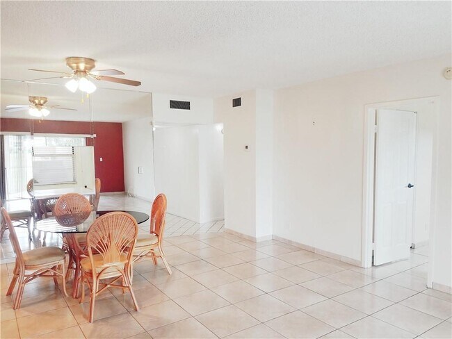 Building Photo - 1040 Country Club Dr