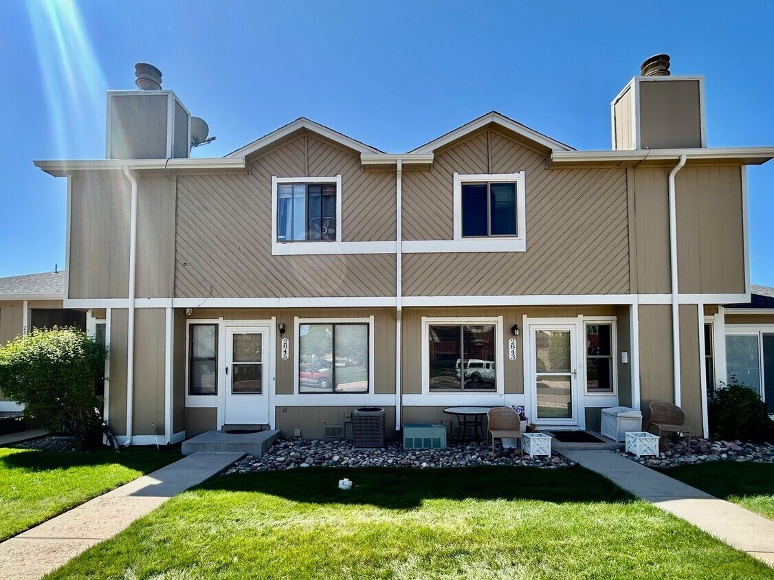 Foto principal - Updated Two Bed Townhome Nestled in the He...