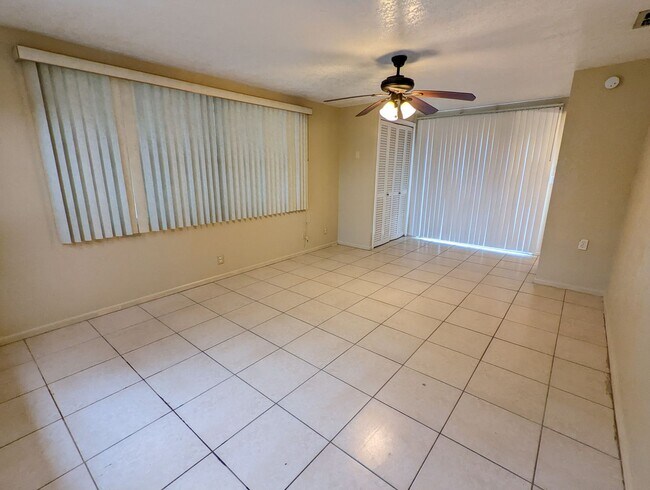 Foto del edificio - REDUCED!!!  3 bedroom, 2 FULL bathroom, 1320sq ft home with LVP flooring, spacious kitchen a LARG...