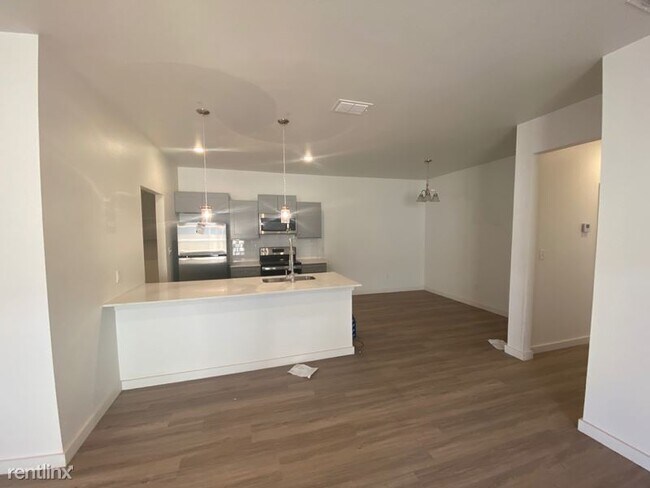 Building Photo - 3 br, 3 bath Townhome - 5512 Itasca St.
