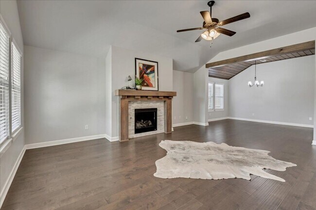 Foto del edificio - 3-4 bed, 2 bath, Open Floor Plan