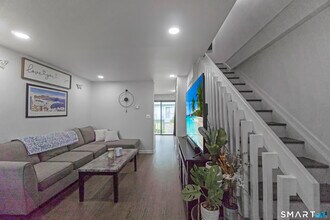Building Photo - 654 Longbrook Ave