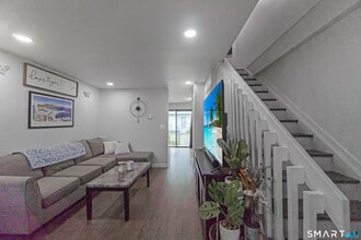 Building Photo - 654 Longbrook Ave