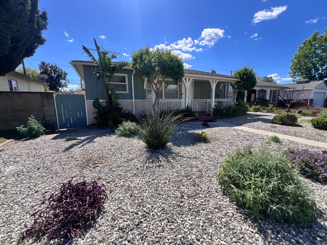 Primary Photo - 2 Bedroom Single Story Home for Rent in Re...