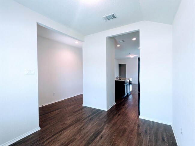 Foto del edificio - 121 Dylan Dr