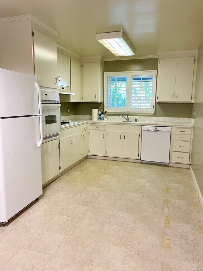 Kitchen - 3967 Hastings Ave