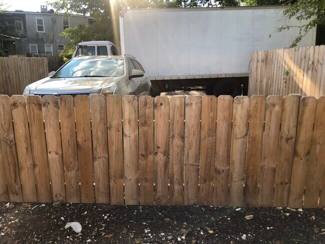 2 cars park - 3434 Park Heights Ave