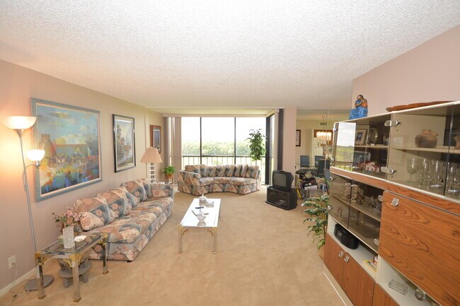 Foto del edificio - 7847 Lakeside Blvd