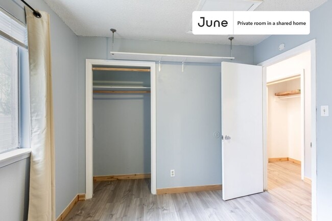 Foto del edificio - Room in Shared 3 bed/1.5 bath home