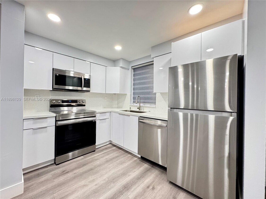 Foto principal - 6175 NW 186th St