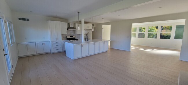 Building Photo - Unfurnished, 1-year long-term rental