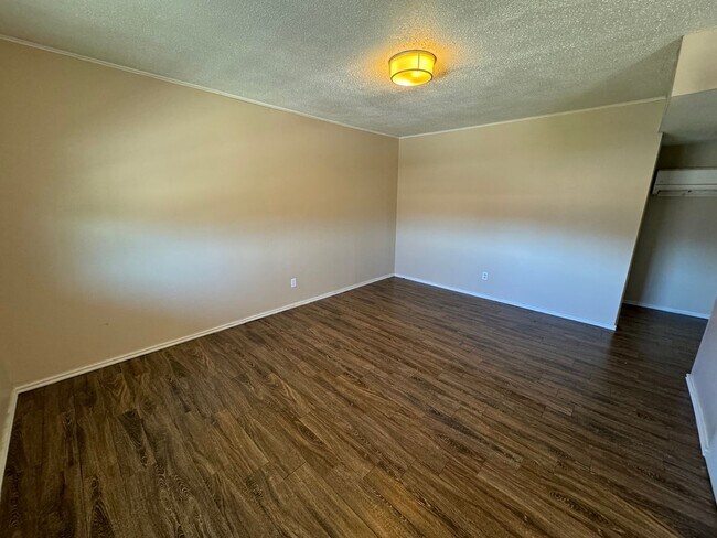 Building Photo - 2/1 Apartment Centrally Located in Newport!