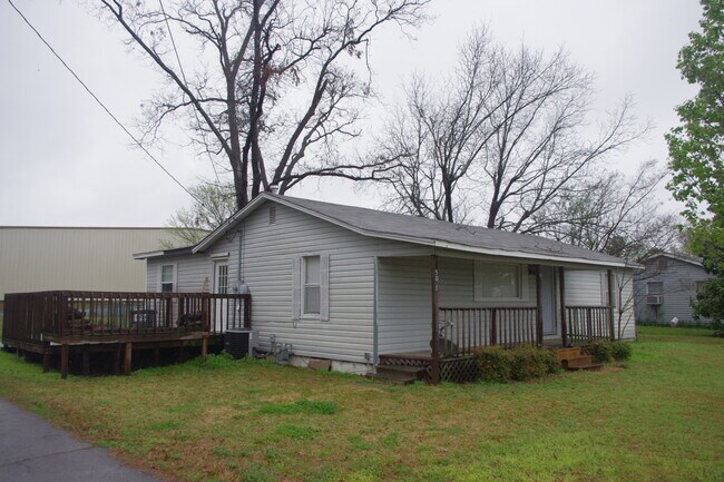 Building Photo - 501 N Pecan St