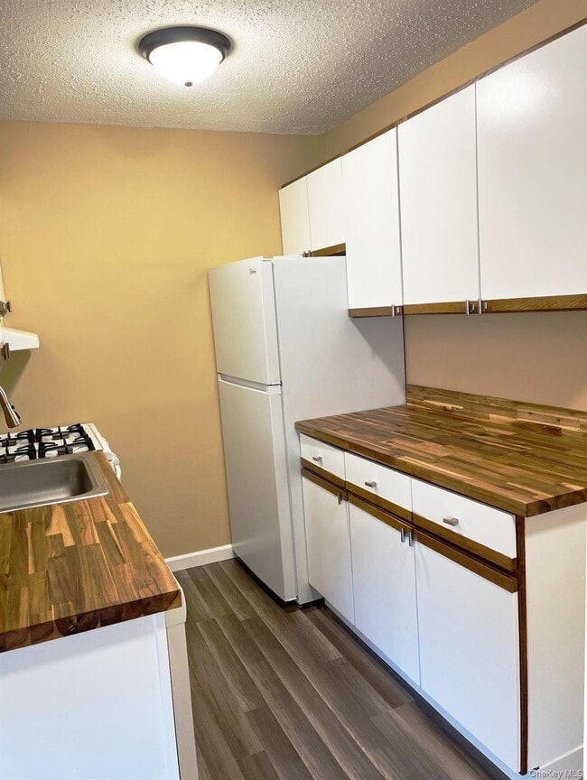 Building Photo - 1403 Barclay Manor