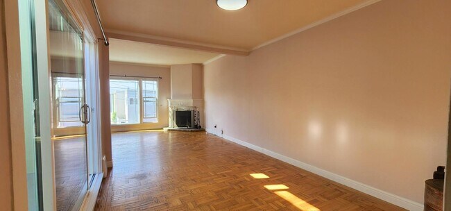 Vista de la sala de estar desde el comedor: 10'4" x 14' - 245 Concord St