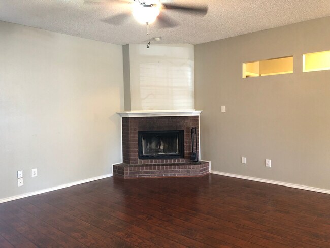 Foto del edificio - Pre-Leasing Self Showing - 4 bed 2 bath Mo...