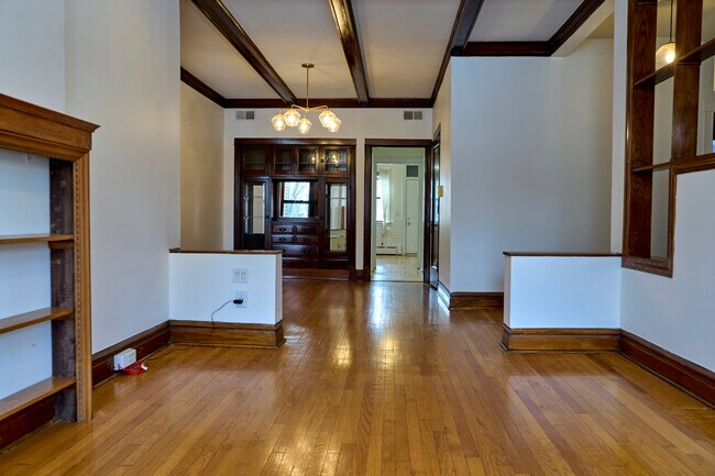 Building Photo - 1640 N Leavitt St