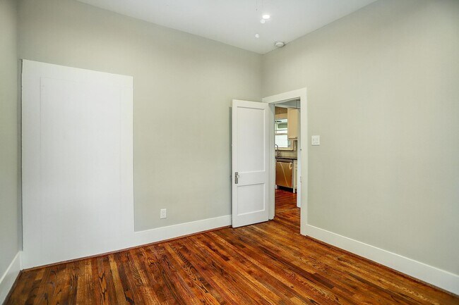 Foto del edificio - 1021 Louise St