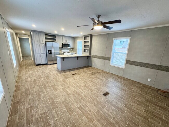 Building Photo - 3/2 in small Pendleton neighborhood