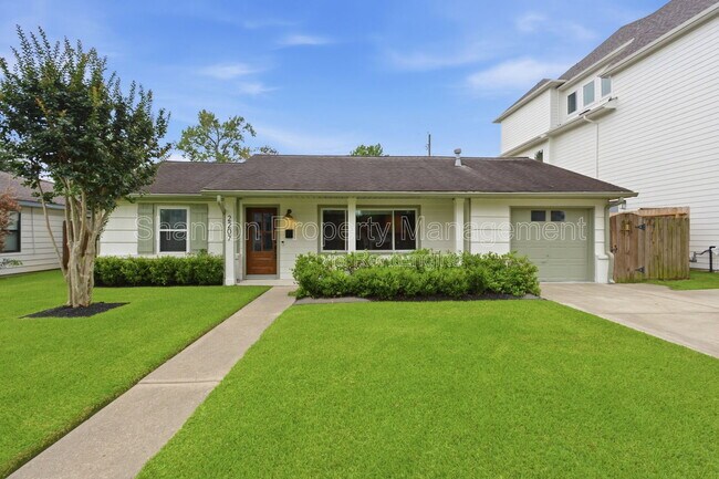 Building Photo - 2207 Saxon Dr