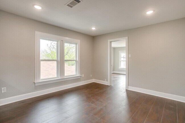 Building Photo - Beautifully Remodelled 1922 Home- Duplex- Upstairs Unit-  3 Bedroom, 2 Bath- 2 Miles from TCU-  7...