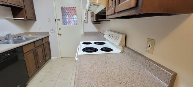 Kitchen - 2913 Eisenhauer Rd