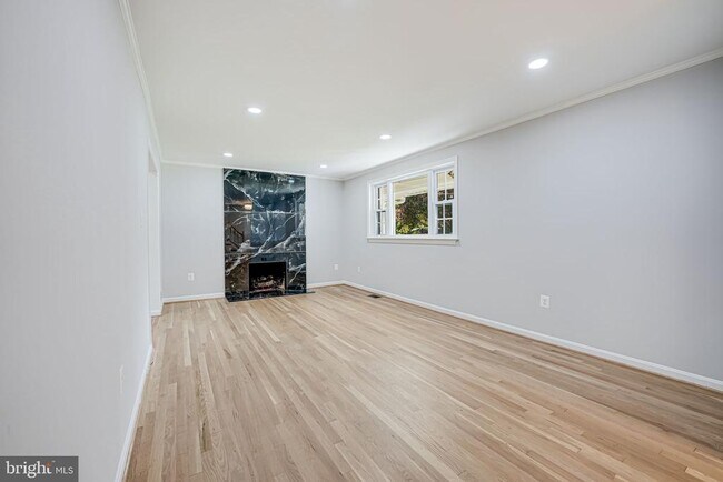 Building Photo - 6811 Brisbane St