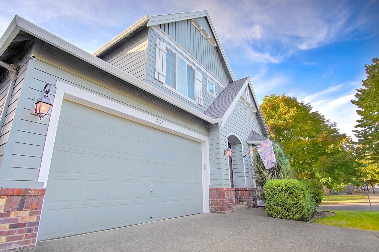 Primary Photo - 2727 Crater Ln