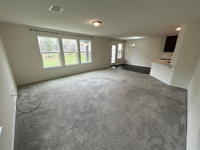 Foto del edificio - **Application Received** AVAILABLE NOW! 3 ...