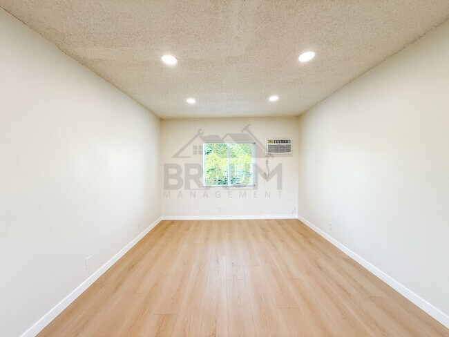 Building Photo - 13115 Oxnard St