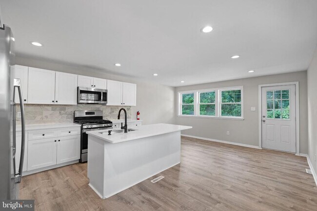 Foto del edificio - 205 Juniper Rd