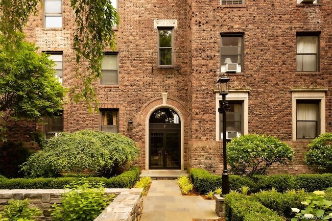 Foto del edificio - 64 Sagamore Rd