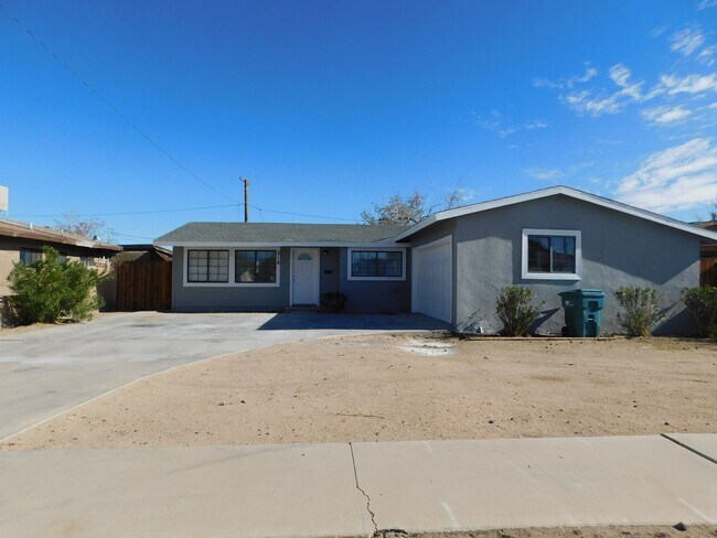 Building Photo - Attractive House. Huge backyard