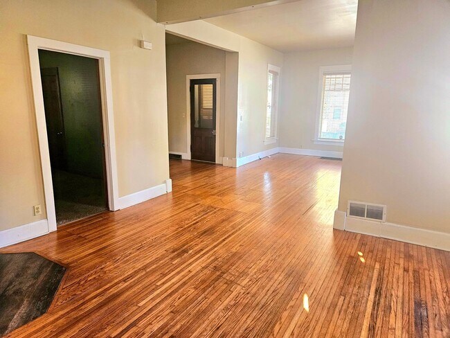 Building Photo - 507 Oak St